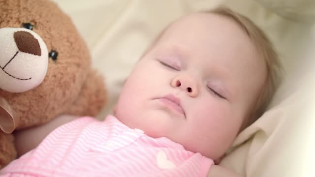 Entzückende-Baby-schlafend-im-Bett.-Porträt-von-schlafen-Baby-mit-Spielzeug-Bär