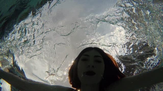 asiatische-Dame-Schwimmen-im-Pool-im-Sommer