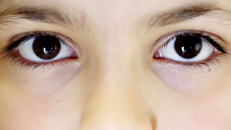 The-Girl's-Eyes.-Super-Close-up