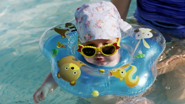 Babyschwimmen-mit-Hals-Schwimmring