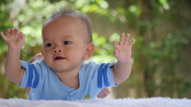 Slow-Motion-Baby-Bett-Handauflegen-und-glückliche-Zeit-lachen
