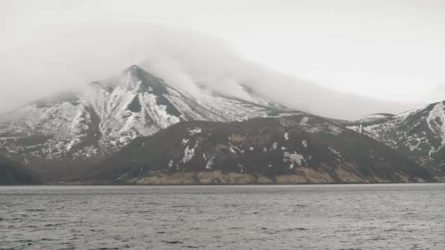 Natürliche-Landschaft-Gebirge-mit-schneebedeckten-Gipfeln-und-Meerwasser.-Blick-vom-Kreuzfahrtschiff