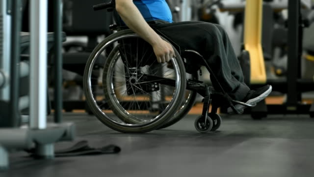 Nicht-erkennbare-Paraplegic-Mann-Reiten-im-Fitness-Studio