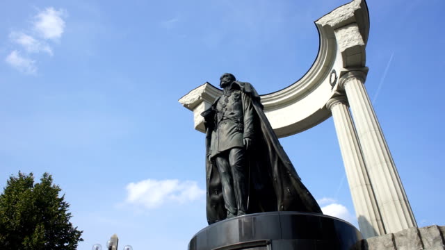 Monumento-al-emperador-contra-el-cielo-azul