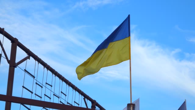 Flagge-der-Ukraine-gegen-den-blauen-Himmel