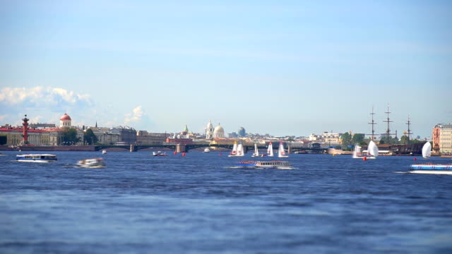 Blick-auf-die-Schlossbrücke-in-Sankt-Petersburg.