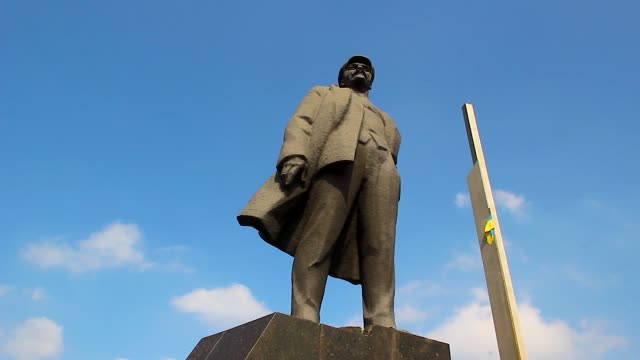 Lenin-Square-Statue-Donetsk-Ukraine---3