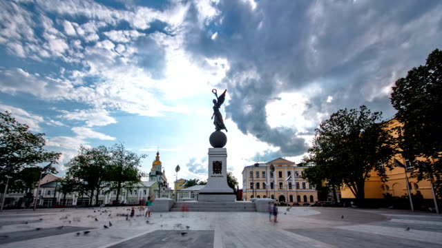 Plaza-de-la-Constitución-timelapse-hyperlapse-en-el-centro-de-la-ciudad-de-Kharkov