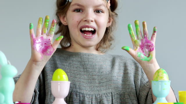 Chica-adolescente-muestra-las-manos-pintadas