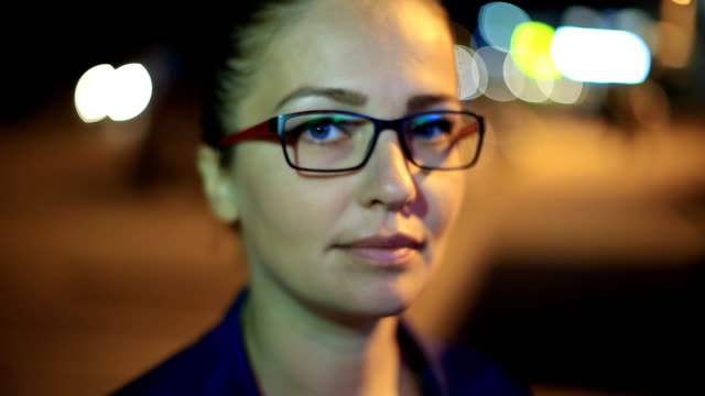 Porträt-der-jungen-schönen-kaukasischen-Frau-mit-Smart-Phone-Hand-halten-im-Freien-in-der-Stadtnacht,-lächelnd,-Gesicht-beleuchteten-Bildschirmlicht-soziales-Netzwerk,-Technologie,-Kommunikation-Konzept