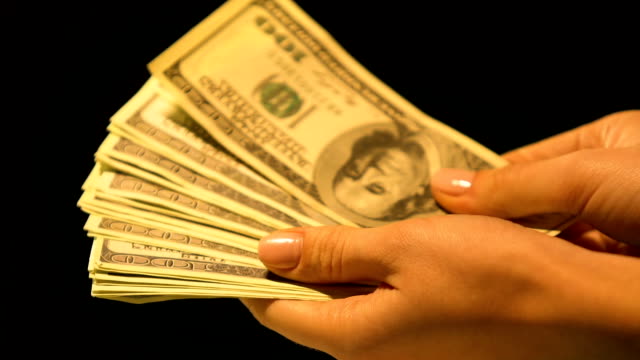 Mujer-proponiendo-manojo-de-dólares,-cambio-de-divisas,-negocio-ilegal