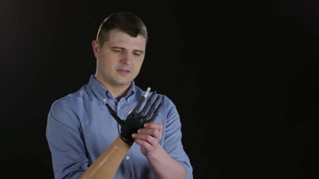 Mann-testet-Mobilität-neuer-Prothesen-Arm