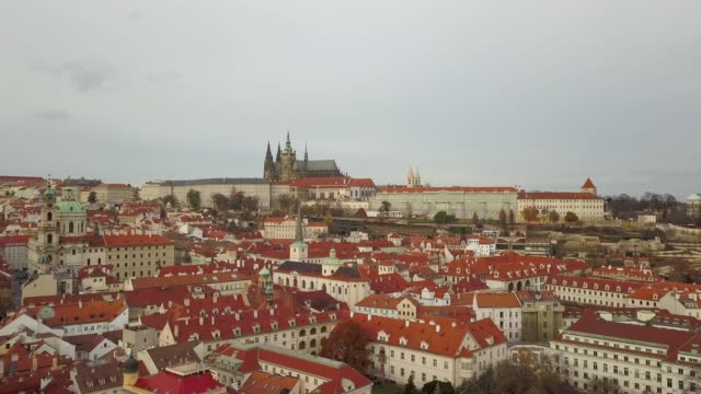 Vista-panorámica-aérea-desde-el-aire-hasta-la-Catedral-de-St.-Vitus-en-Praga