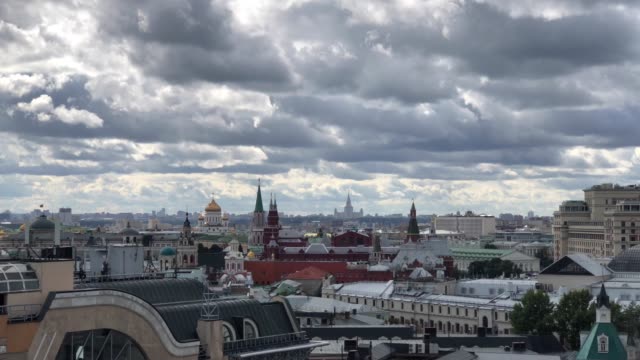 Blick-auf-den-Moskauer-Kreml-und-viele-orthodoxe-Kirchen-und-Kathedralen-vom-Aussichtspunkt-auf-das-Handelszentrum-Detskiy-Mir