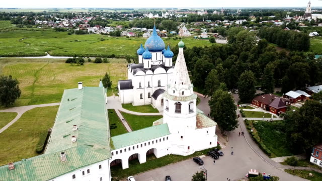 Luftaufnahme-des-architektonischen-Ensembles-des-Suzdal-Kremls