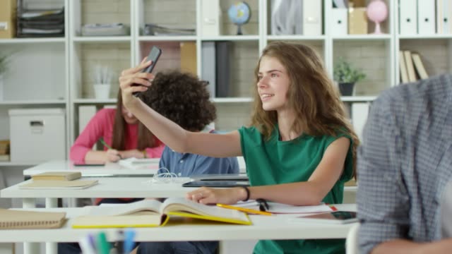 Mädchen-machen-Selfie-im-Klassenzimmer
