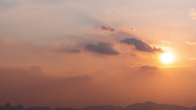 Zeitraffer-Natur-Hintergrund.-Sonnenuntergang.-Die-Bewegung-der-Wolken-und-Sonne.