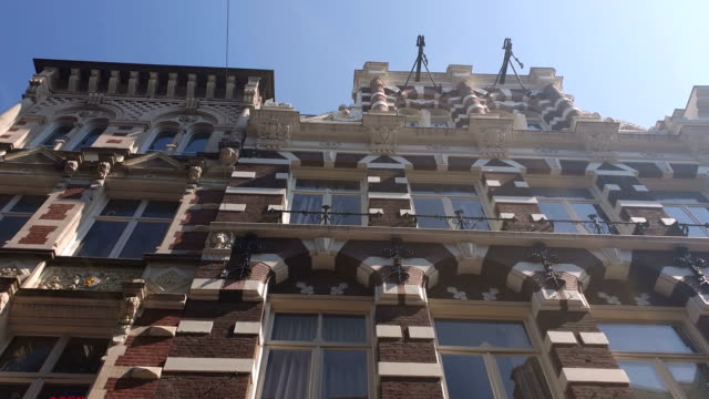 Zentraler-Teil-von-Amsterdam-in-den-Niederlanden.-Kamerabewegung-und-ein-Blick-auf-die-Architektur-der-heimischen-Häuser.