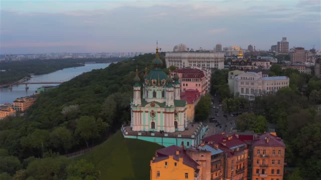 Vista-aérea-de-la-iglesia-de-San-Andrés,-centro-histórico,-Distrito-de-Podolsky,-Kiev,-Ucrania