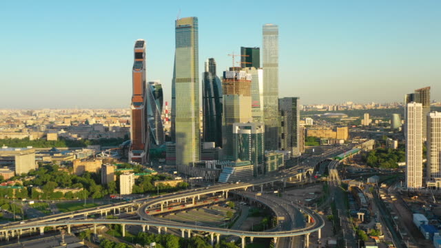 Luftaufnahme-der-Wolkenkratzer-der-Moskauer-Stadt-bei-Sonnenuntergang