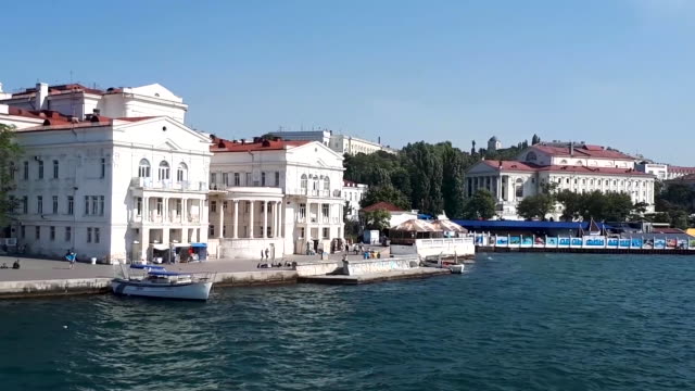 Video-von-der-Ansicht-des-Primorski-Boulevards-in-Seastopol-von-einem-fahrenden-Boot,-Schwarzes-Meer