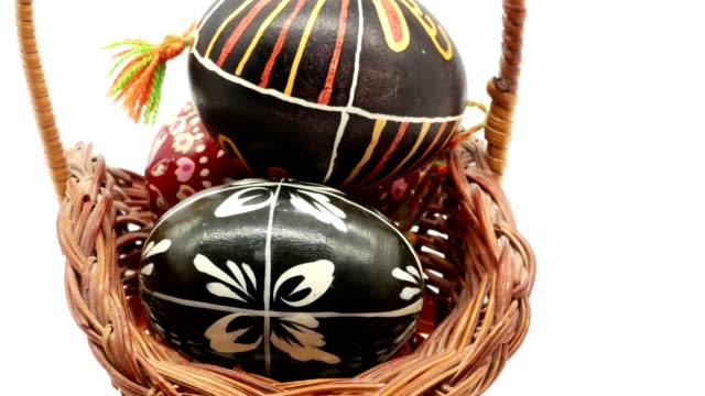 cesta-decorativa-con-huevos-de-Pascua-pintados-sobre-fondo-blanco