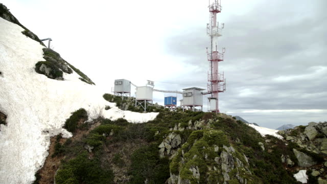 Vista-aérea-de-la-estación-de-radio-de-comunicación-en-las-montañas
