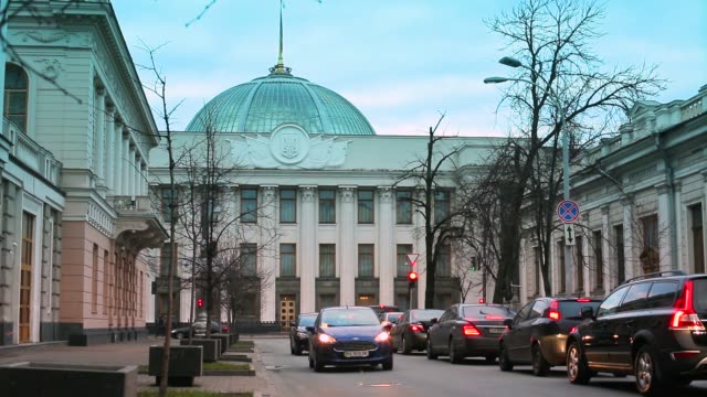 Das-Parlamentsgebäude-der-Ukraine.-Wahlen-zu-Werchowna-Rada-Hintergrund.-Blick-von-oben-auf-hrushevsky-Straße