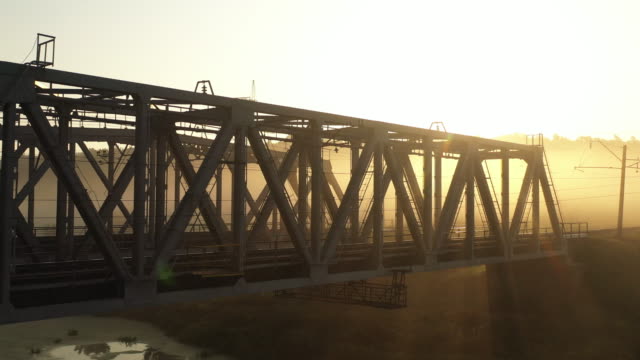 Eiserne-Eisenbahnbrücke-im-Morgengrauen-im-Nebel