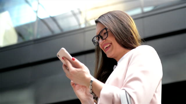 Glückliche-junge-Geschäftsfrauen-erhalten-gute-Nachrichten-vom-Smartphone.-Arbeiter-mit-viel-Spaß