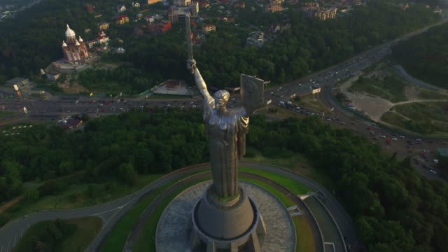 Top-view-Mother-Motherland-in-memorial-park-Victory-Day-in-Kiev-city,-Ukraine
