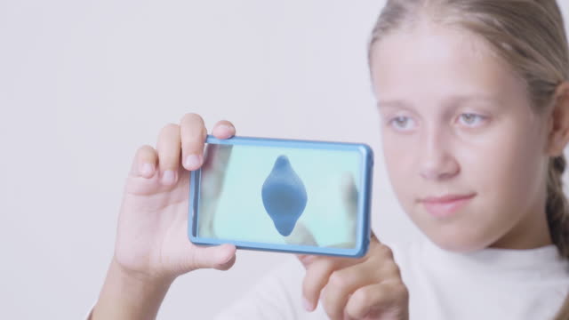 Mädchen-drücken-auf-futuristische-Benutzeroberfläche-Konzept-transparenten-Bildschirm.