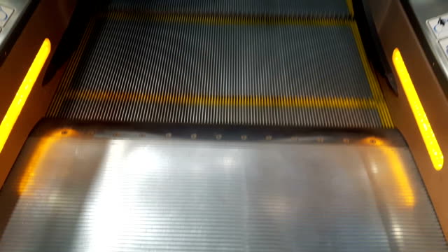 Pasos-de-escaleras-mecánicas-móviles.-Escalador-en-el-trabajo.