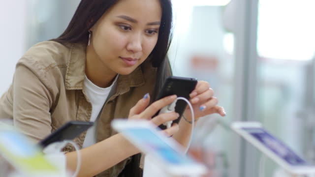 Junge-asiatische-Frau-mit-Smartphone