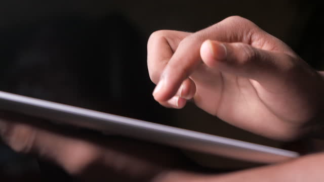 Mann-Hand-mit-digitalen-Tablet-in-der-Nacht
