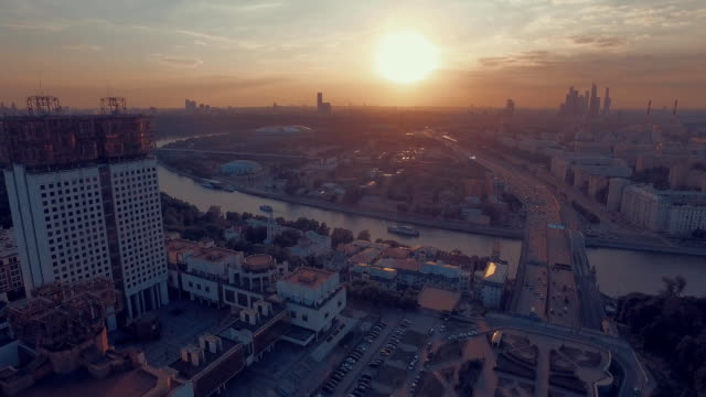 Luftaufnahme-der-Stadt-bei-Sonnenuntergang