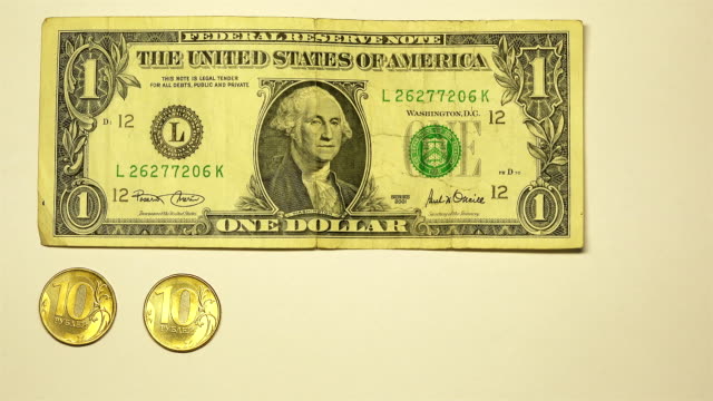 diez-monedas-de-oro-5-alrededor-de-papel-billetes-de-dólares