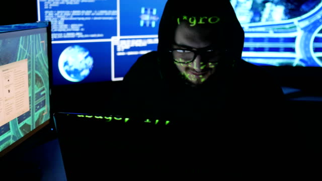 Hacker-agrieta-sistema-penal,-terrorismo-informático,-ilegalmente-de-seguimiento-de-personas,-objetos,-espionaje-de-Internet,-robo-de-identidad,-hacker-usando-laptop