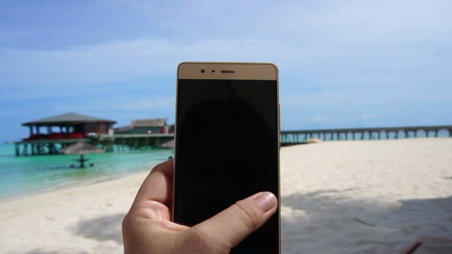 POV-Aufnahme-eines-smart-phone-Aufnahme-in-touristischer-Hand.-Spaß-am-Meer-Urlaub