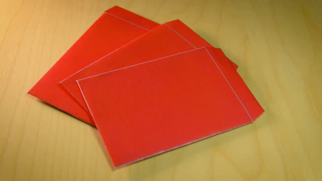 Ein-rotes-Kuvert-oder-Hong-Bao-mit-Geld-auf-den-Tisch-zu-verlassen