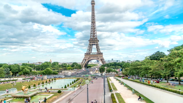 Brunnen-am-berühmten-Platz-Trocadero-mit-Eiffel-Turm-im-Hintergrund-timelapse