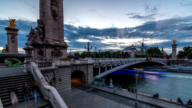 Puente-de-Alexandre-de-París-por-la-noche-en-el-día-de-la-iluminación-a-la-noche-timelapse.-París,-Francia