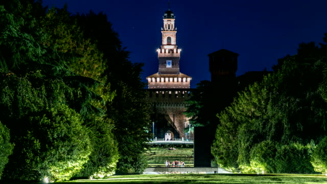 Vista-nocturna-de-lo-timelapse-de-parque-central-grande-de-Parco-Sempione-en-Milán,-Italia.-El-castillo-de-Sforza-en-el-fondo