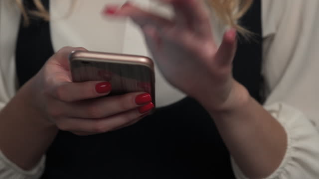 Nahaufnahme,-Frau-nutzt-ein-Handy,-wählt-eine-SMS-Nachricht-auf-dem-sozialen-Netzwerk