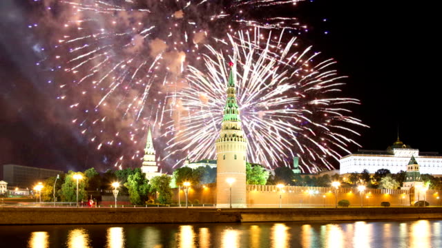 Feuerwerk-über-der-Moskauer-Kreml,-Russland