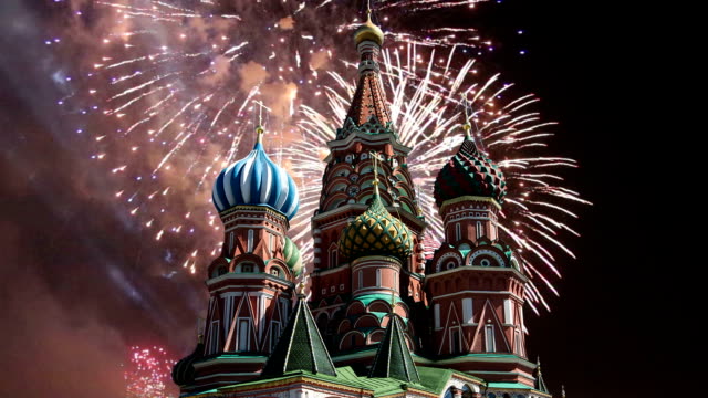 Kathedrale-der-Fürsprache-der-meisten-Heiligen-Theotokos-auf-dem-Graben-(Tempel-des-Basilius-des-seligen)-und-Feuerwerk,-Roter-Platz,-Moskau,-Russland