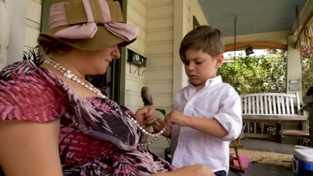Mamá-lleva-un-resorte-traje-de-Pascua-hablando-con-su-hijo-lindo-4-5-años