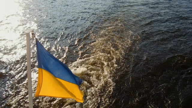 Bandera-Ucrania-sobre-un-fondo-de-olas