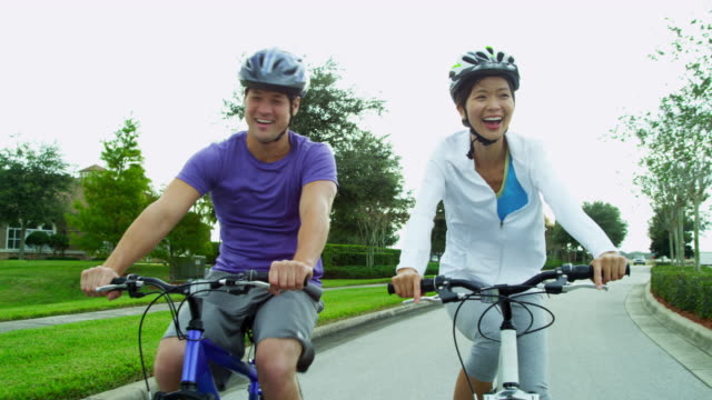 Pareja-hombre-mujer-asiática-China-ejercicios-bicicletas-juntos