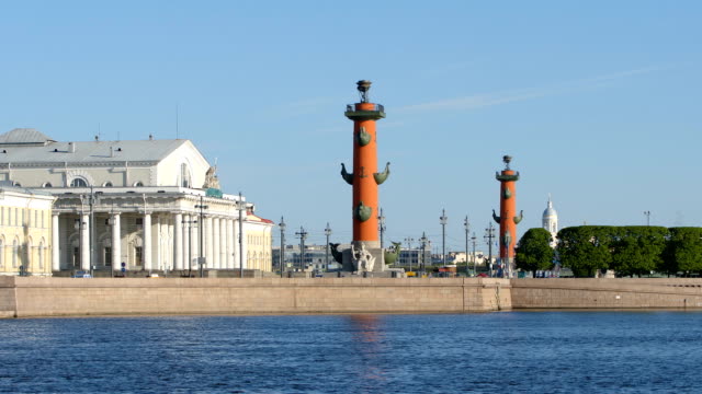 Alten-Börsengebäude-und-Rostral-Spalten-auf-der-Vasilievsky-Insel-im-Sommer---St.-Petersburg,-Russland